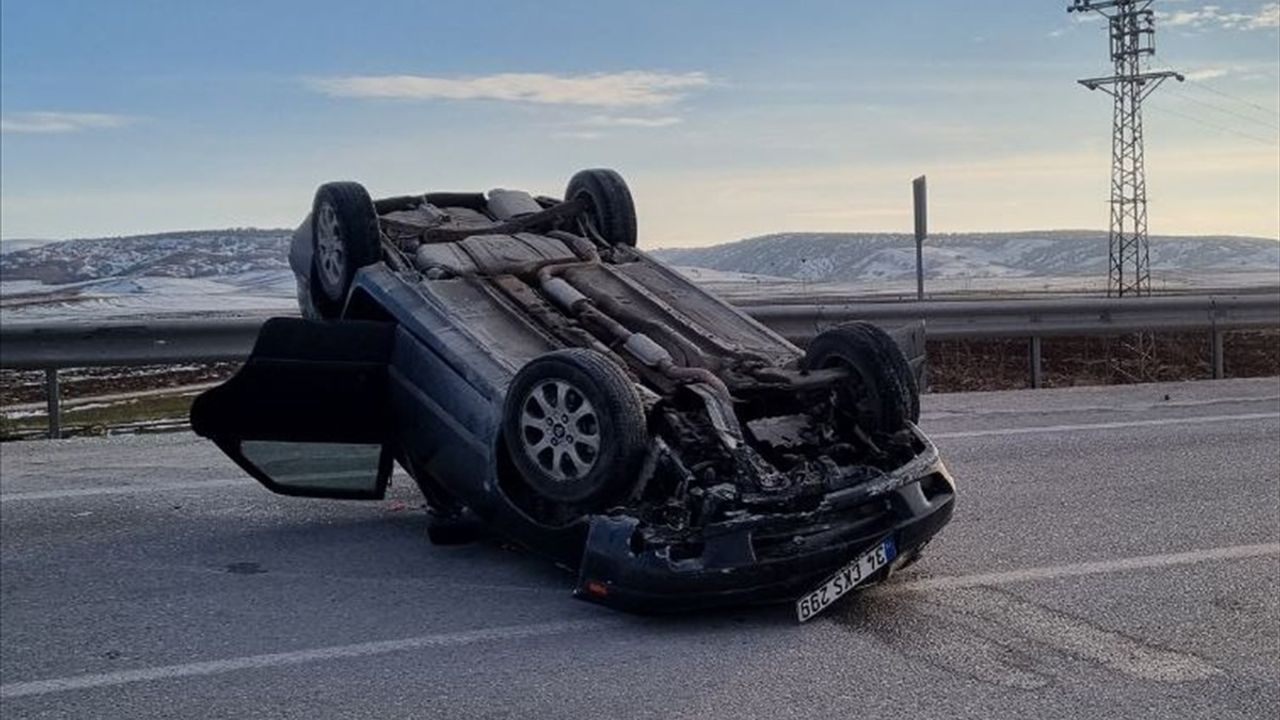 Çorum'da Devrilen Otomobil Kazasında 3 Yaralı