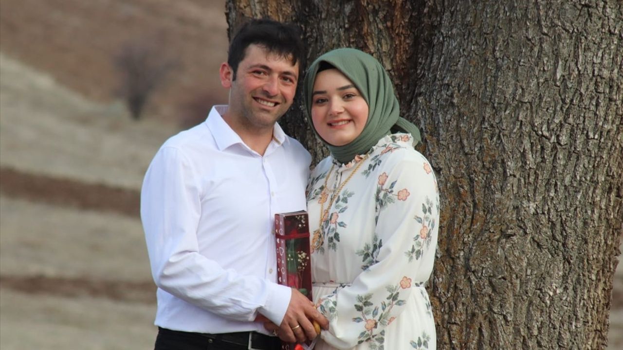 Çorumlu Çiftçinin Duygu Dolu Evlilik Teklifi: Tarlada 'Benimle Evlenir Misin'