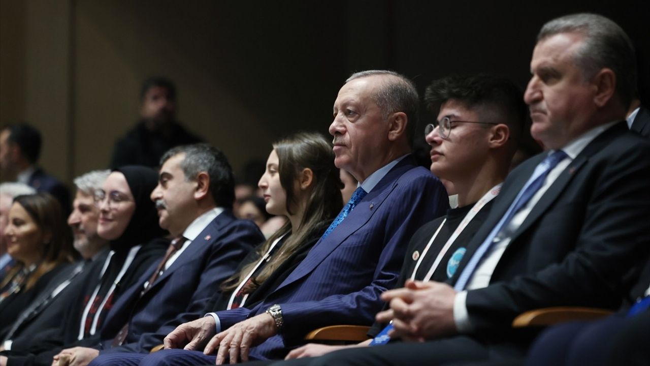 Cumhurbaşkanı Erdoğan'dan Eğitimde Reform Vurgusu ve Gençlere Uyarı