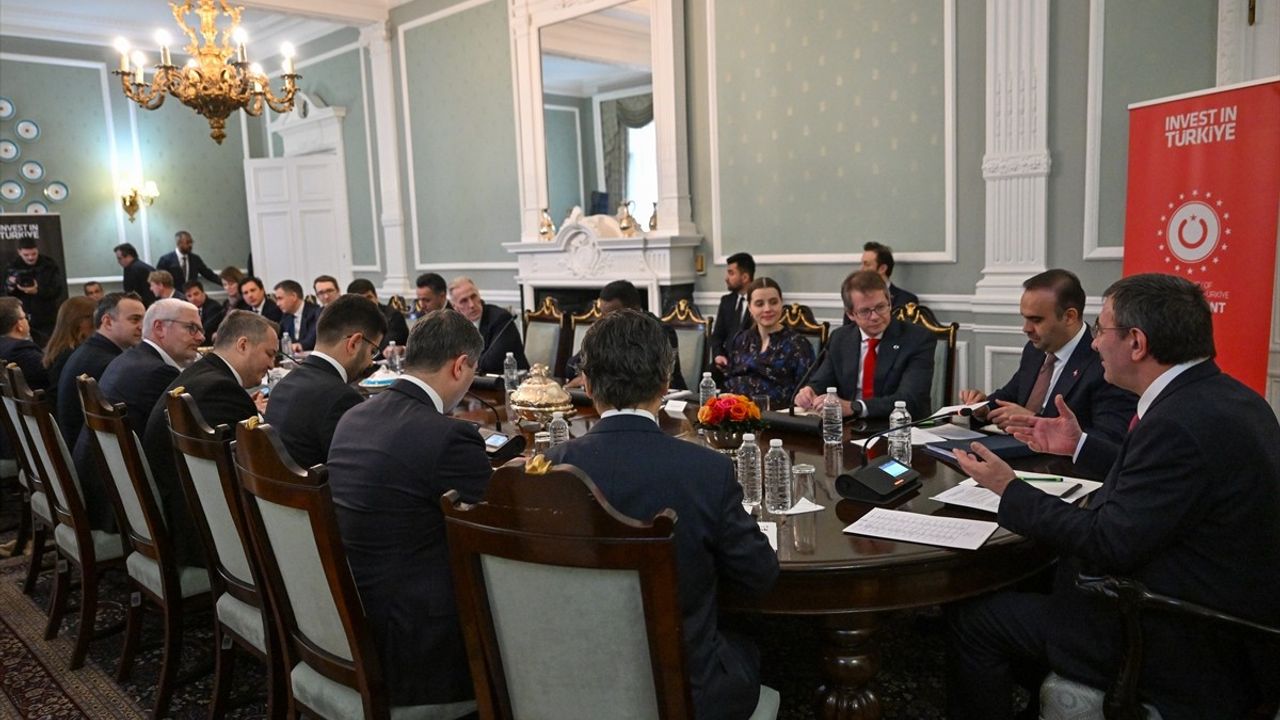 Cumhurbaşkanı Yardımcısı Yılmaz, Londra'da Yatırımcılarla Görüştü