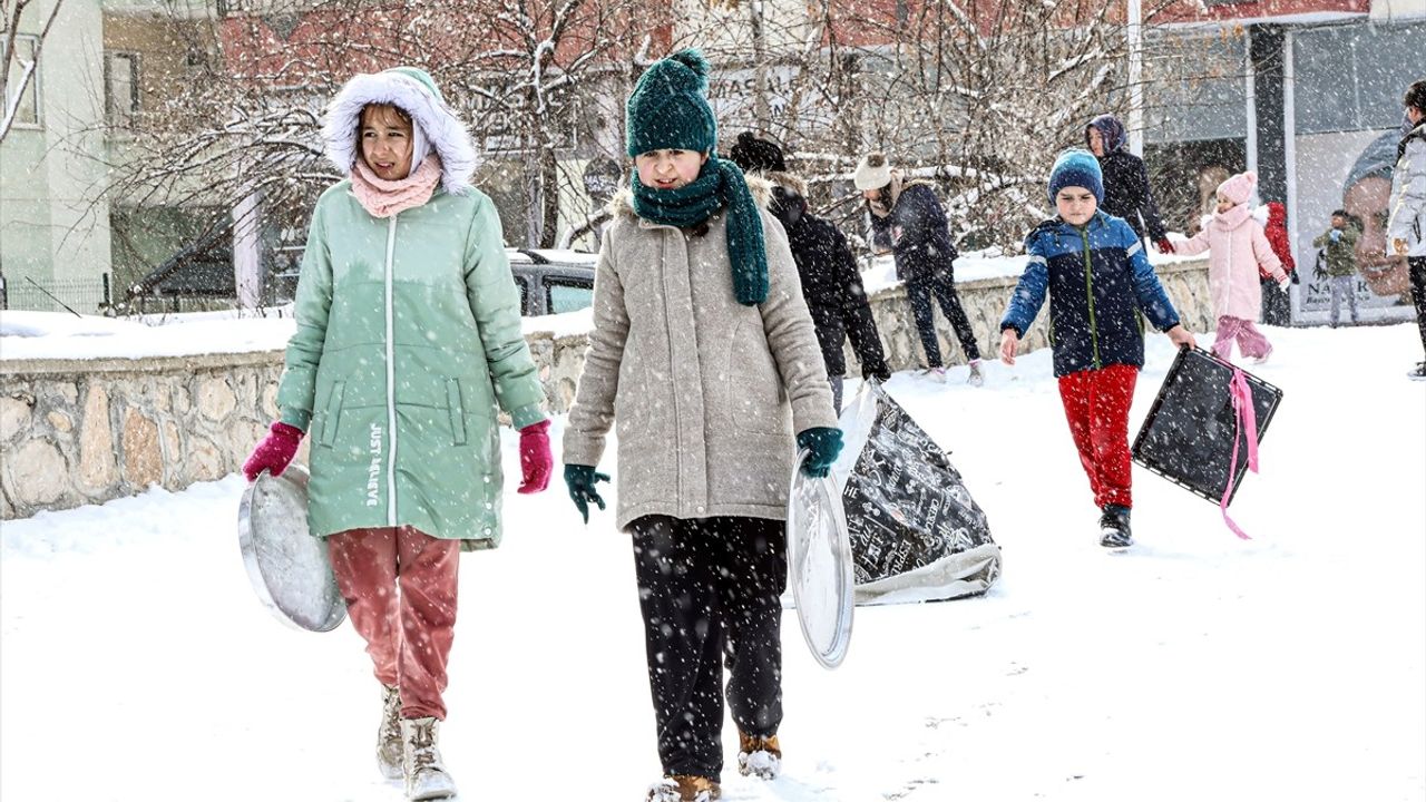 Darende'de Çocuklar Kar Eğlencesine Doydu