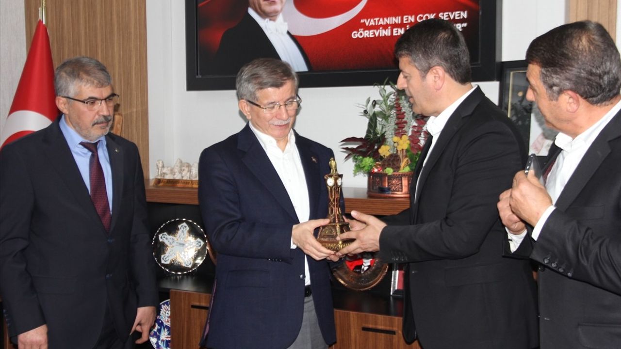 Davutoğlu, Adıyaman'da Depremzede Aileleri Ziyaret Etti