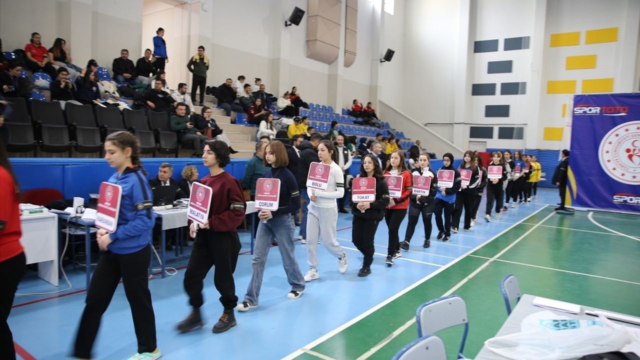 Denizli'de Genç Kızlar Halter Türkiye Şampiyonası Başladı