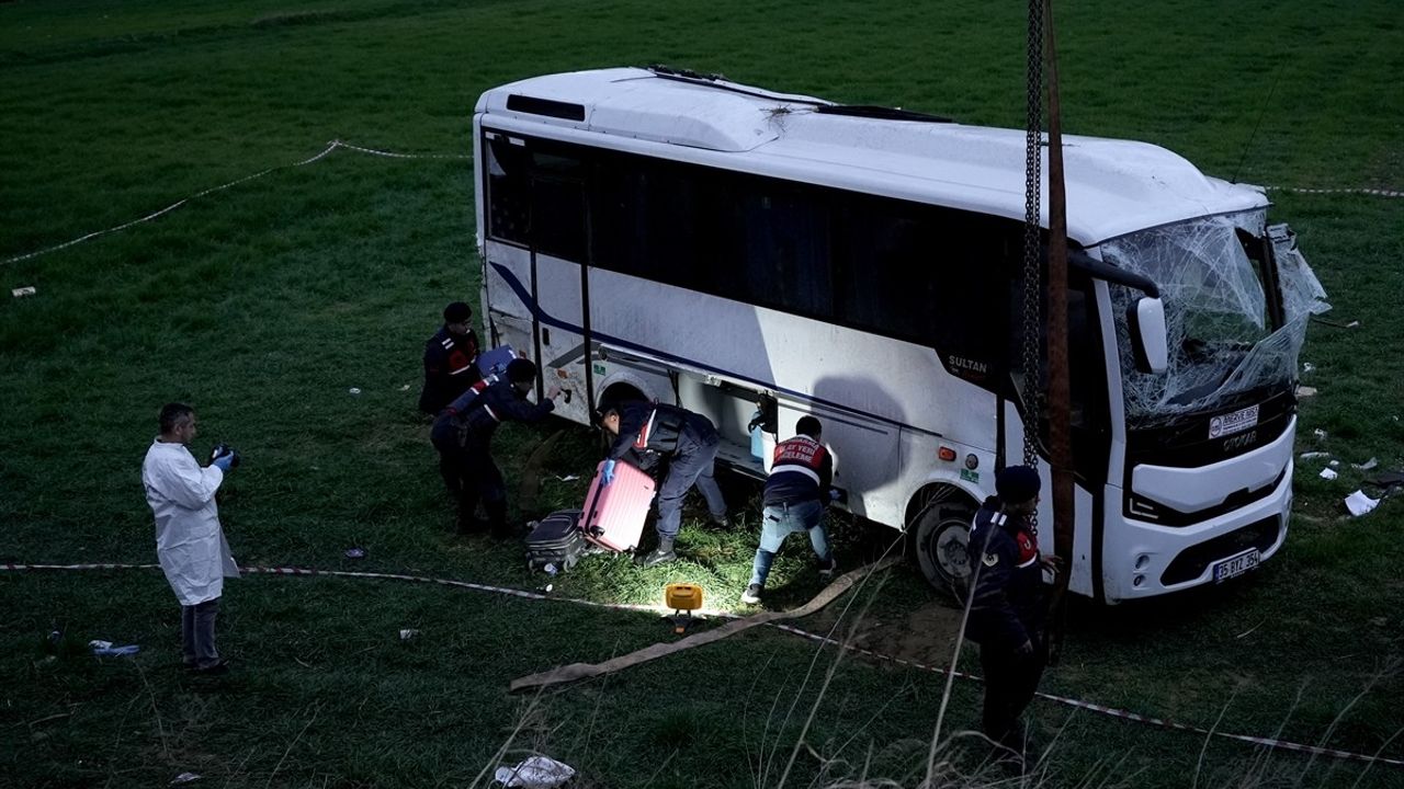 Denizli'de Öğrenci Servisi Devrildi: 2 Ölü, 26 Yaralı