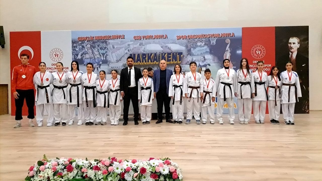 Denizli'deki Öğrencilerden Kadına Şiddete Dikkat Çeken Karate Gösterisi
