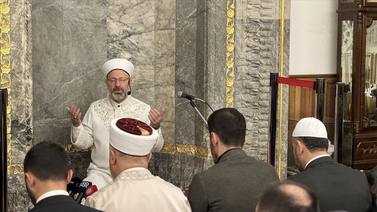 Diyanet İşleri Başkanı Erbaş, Ramazan'ın İlk Teravih Namazını Kıldırdı