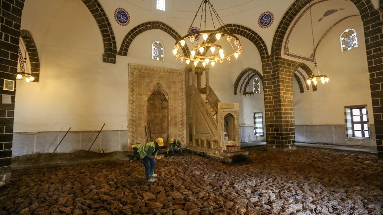 Diyarbakır'daki Tarihi Yapıların Restorasyonu Sürüyor