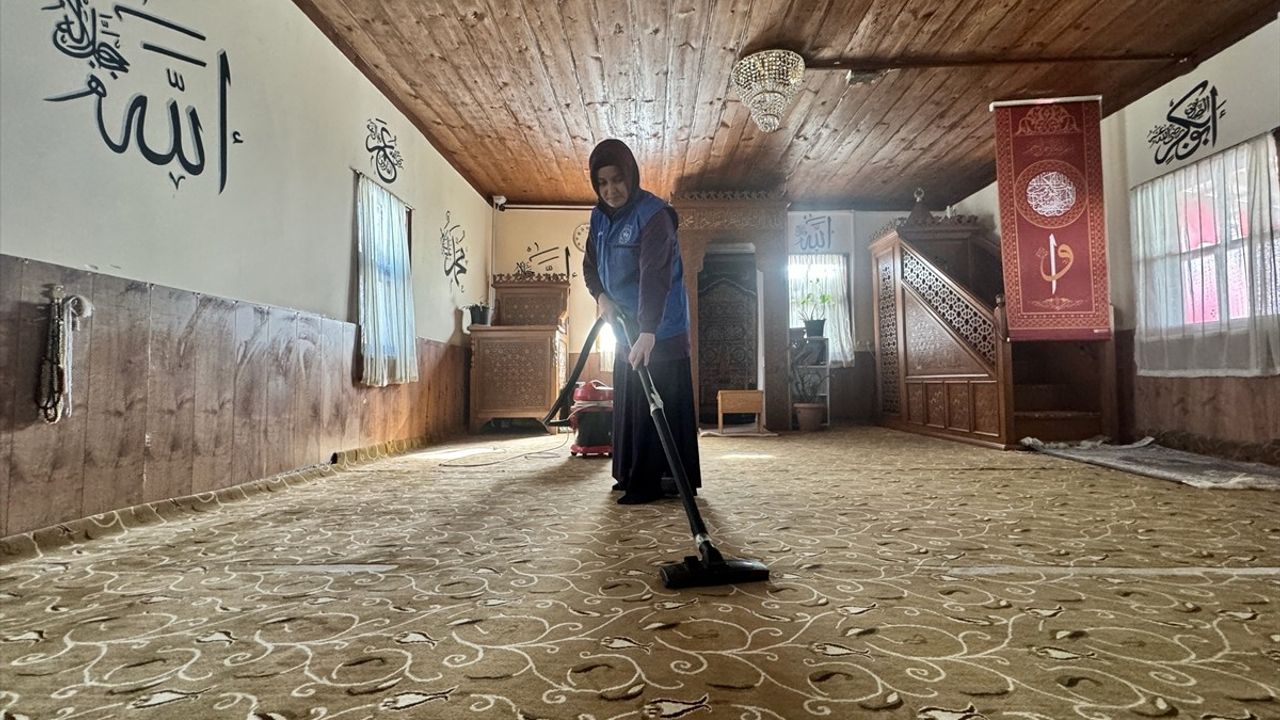 Düzce'de Gönüllü Gençlerden Ramazan İçin Tarihi Camilerde Temizlik