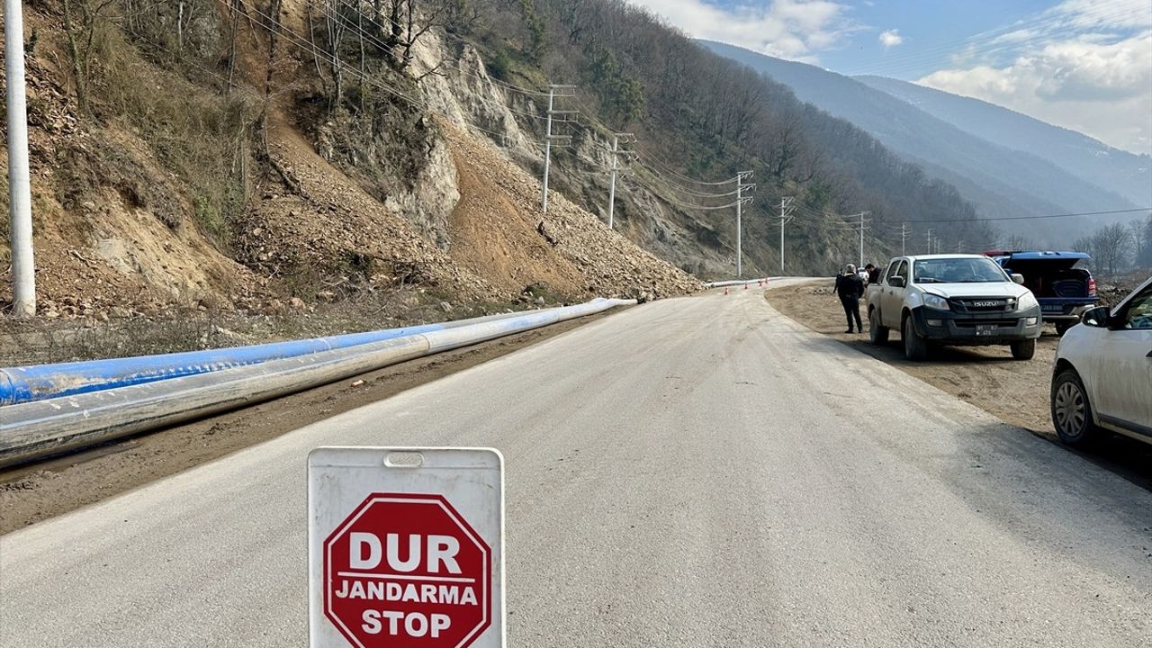 Düzce'de Heyelan: Köylere Ulaşım Kesildi
