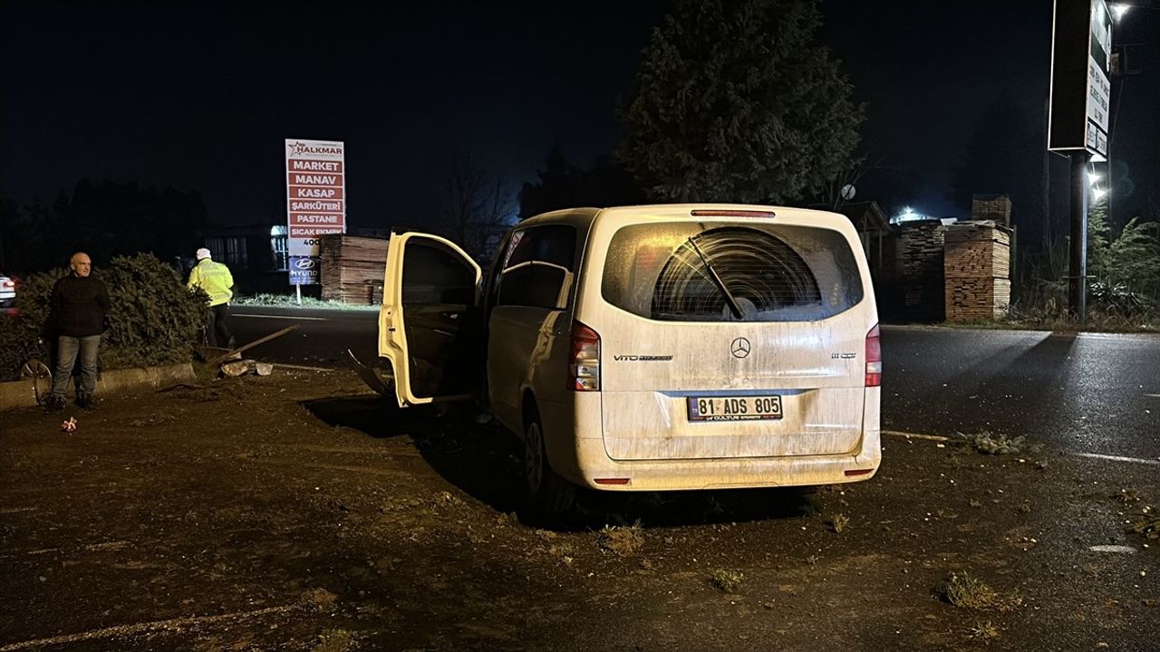 Düzce'de Refüje Çarpan Panelvan Sürücüsü Yaralandı