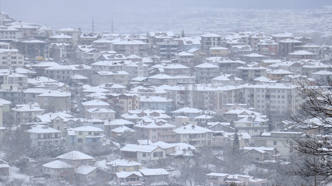 Düzce, Kocaeli ve Sakarya'da Yoğun Kar Yağışı Etkili Olmaya Devam Ediyor