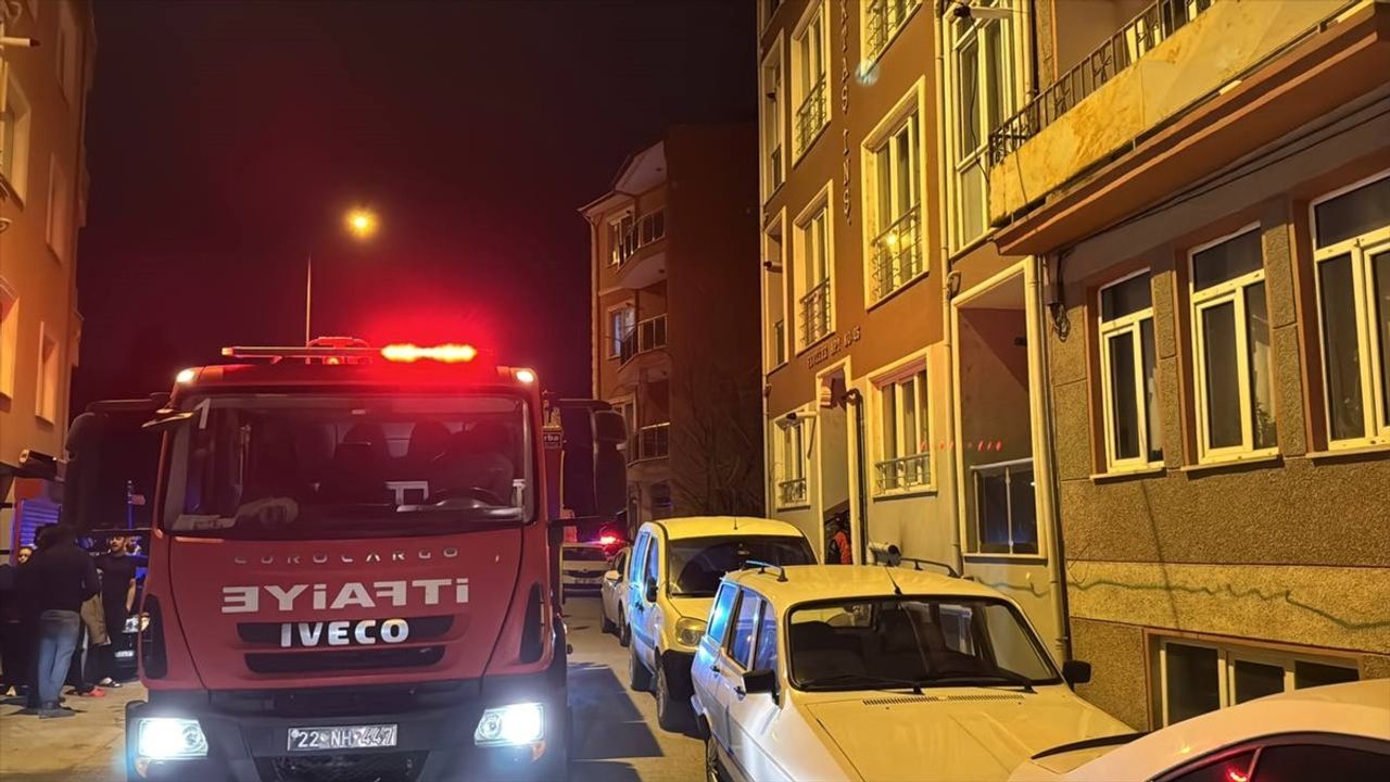Edirne'de Yangın Panik Yaratırken Genç Kurtarıldı