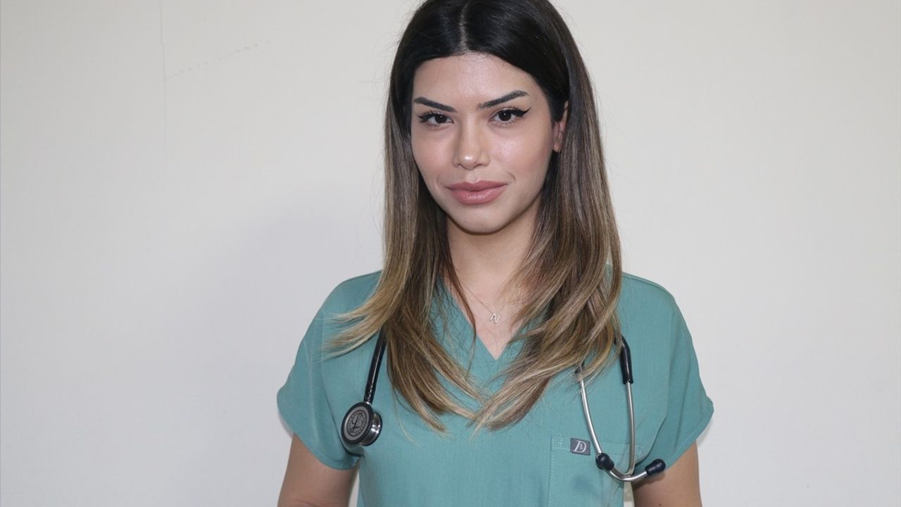 Elif Nisa Ayhan, Ailesinin Çalıştığı Hastanede Doktor Oldu