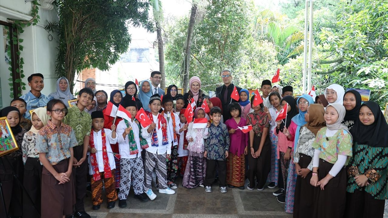 Emine Erdoğan Endonezya'da Yunus Emre Enstitüsünü Ziyaret Etti