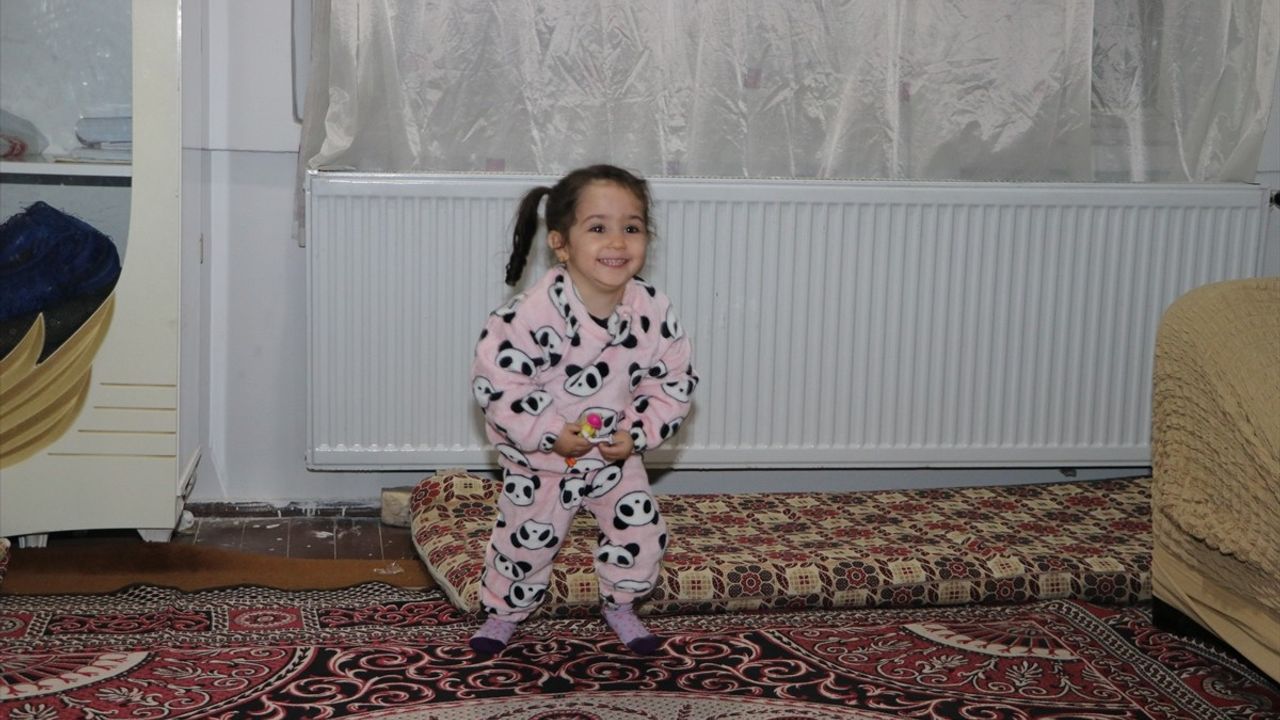 Enkaz Bebek Fatma, İkinci Yaşına Girdi: 'Asrın Felaketi'nden Hayata Tutunma Hikayesi