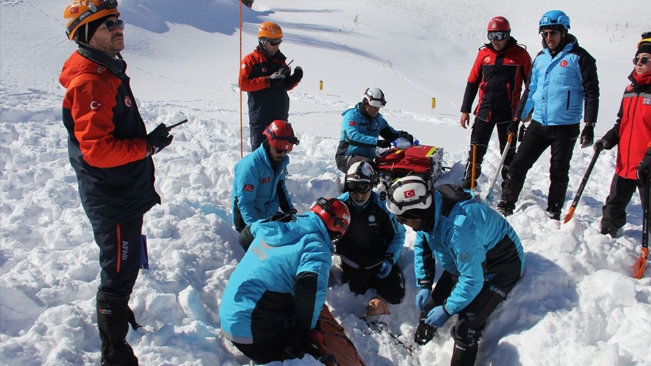 Erciyes'te 152 Personelin Katılımıyla Başarılı Çığ Tatbikatı Gerçekleştirildi