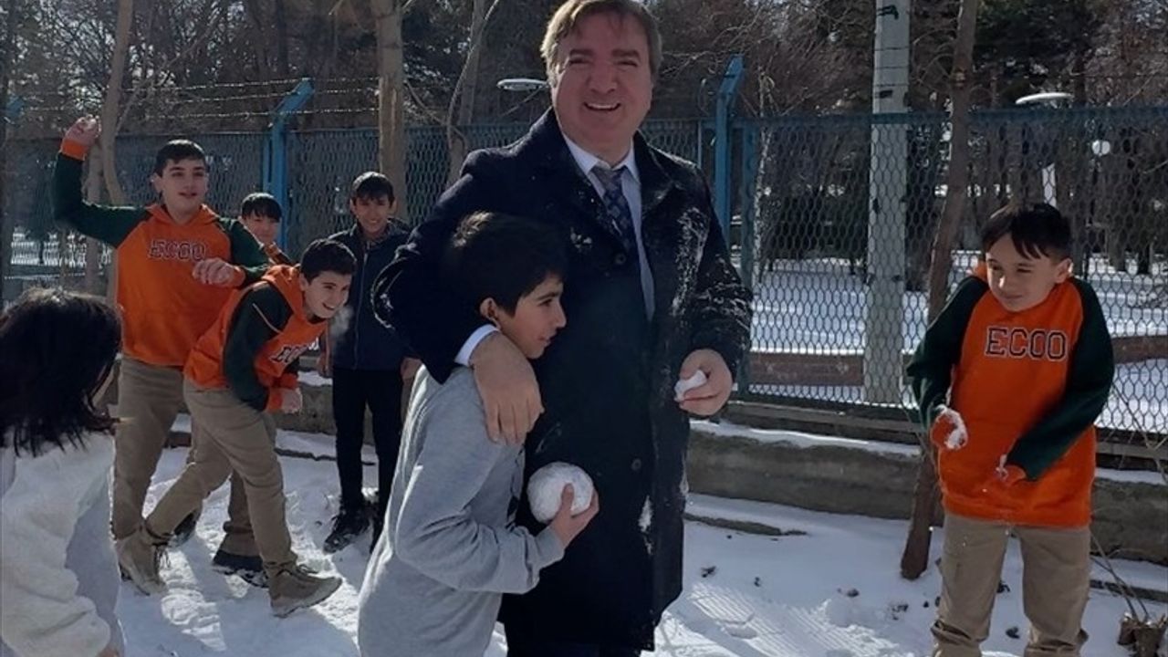 Erzincan Valisi Aydoğdu, Öğrencilerle Kar Topu Oynadı