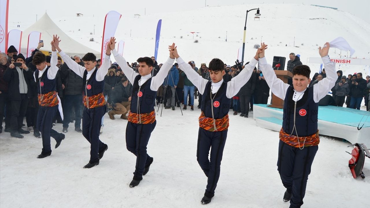 Erzurum'da Gelenekten Geleceğe Kış Oyunları Festivali Düzenlendi