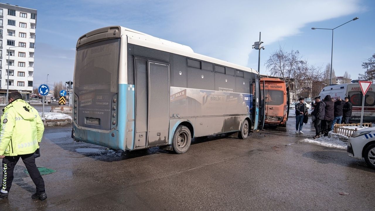 Erzurum'da Halk Otobüsü Yolcu Minibüsüne Çarptı: 4 Yaralı