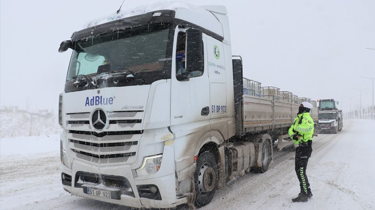Erzurum'da Kar ve Tipi Ulaşımı Olumsuz Etkiliyor