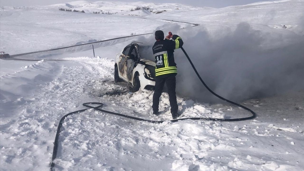 Erzurum'da Seyir Halindeki Otomobil Yangında Kül Oldu