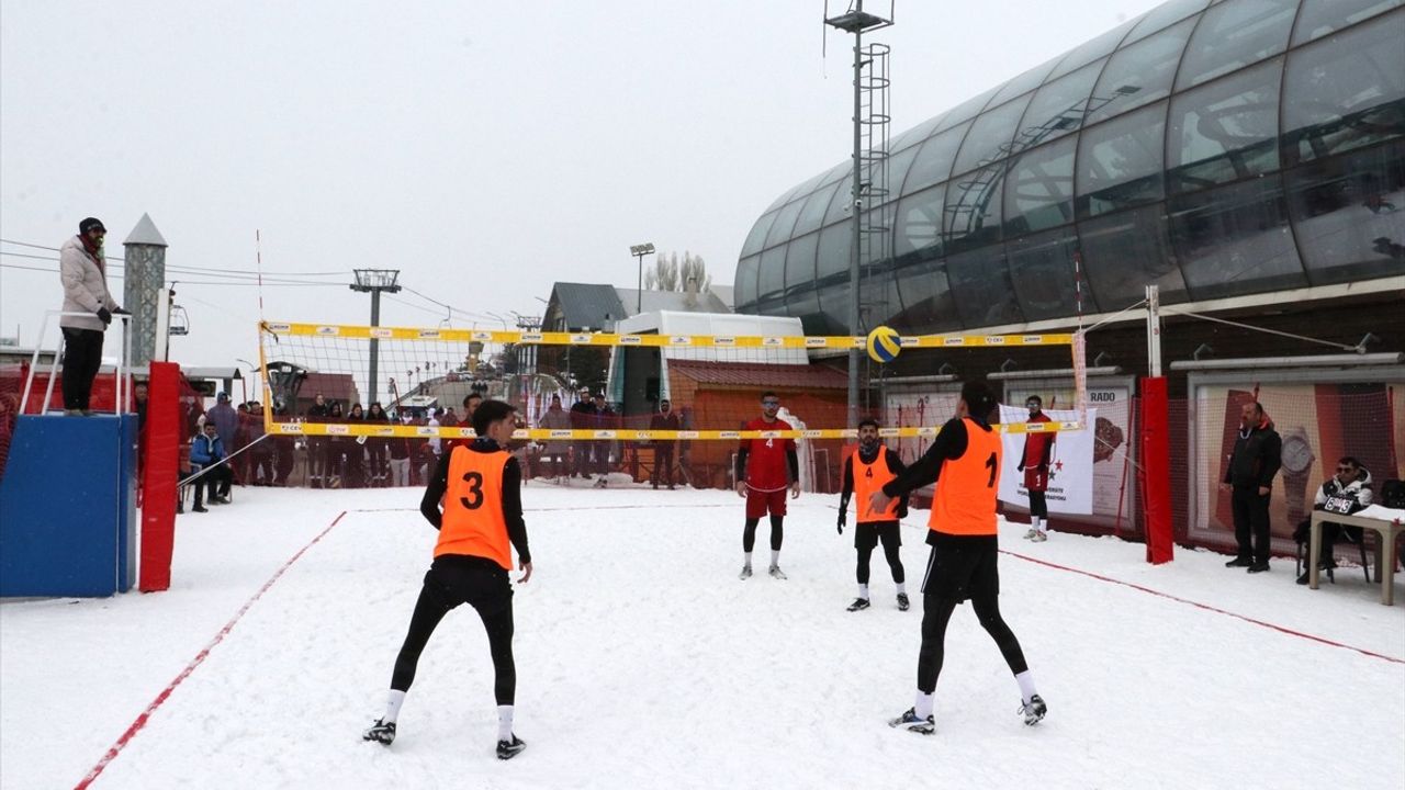 Erzurum'da Üniversiteler Arası Kar Voleybolu Şampiyonası Sürüyor