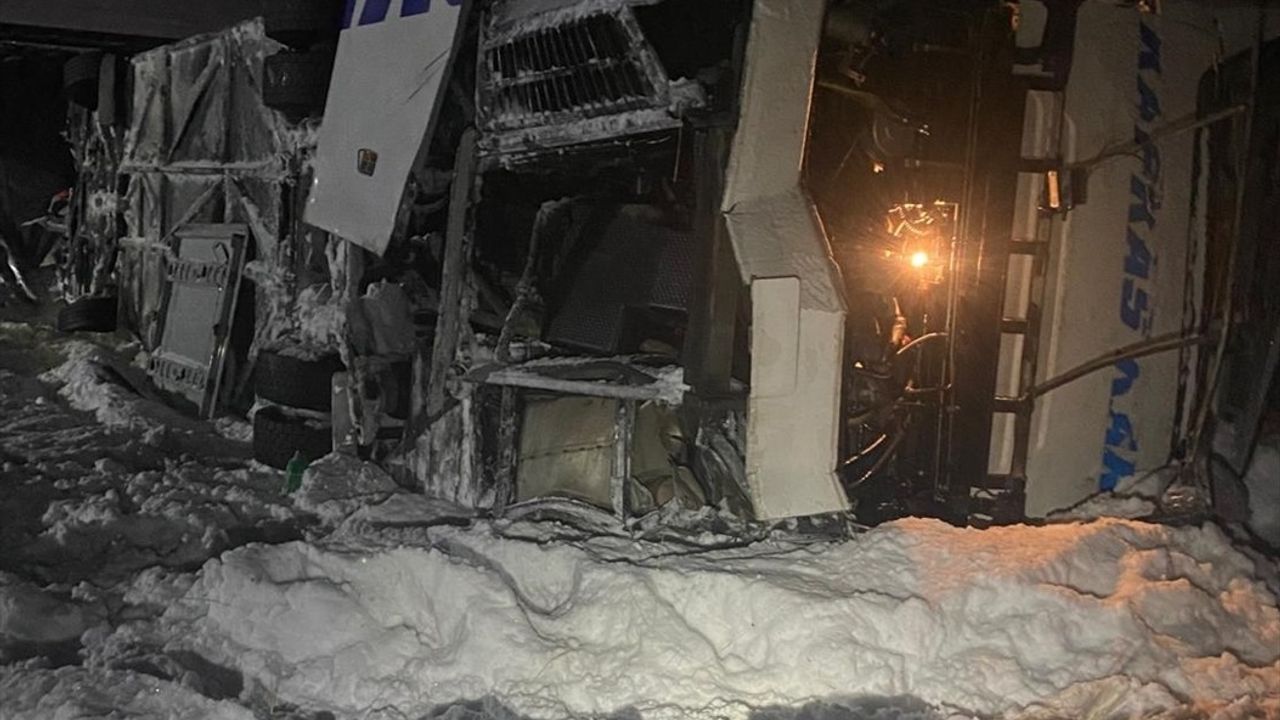 Erzurum'da Yolcu Otobüsü Devrildi: 37 Yaralı