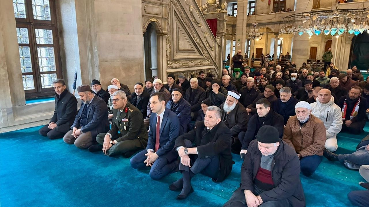 Eyüp Sultan Camii'nde Depremde Hayatını Kaybedenler İçin Mevlit Okundu