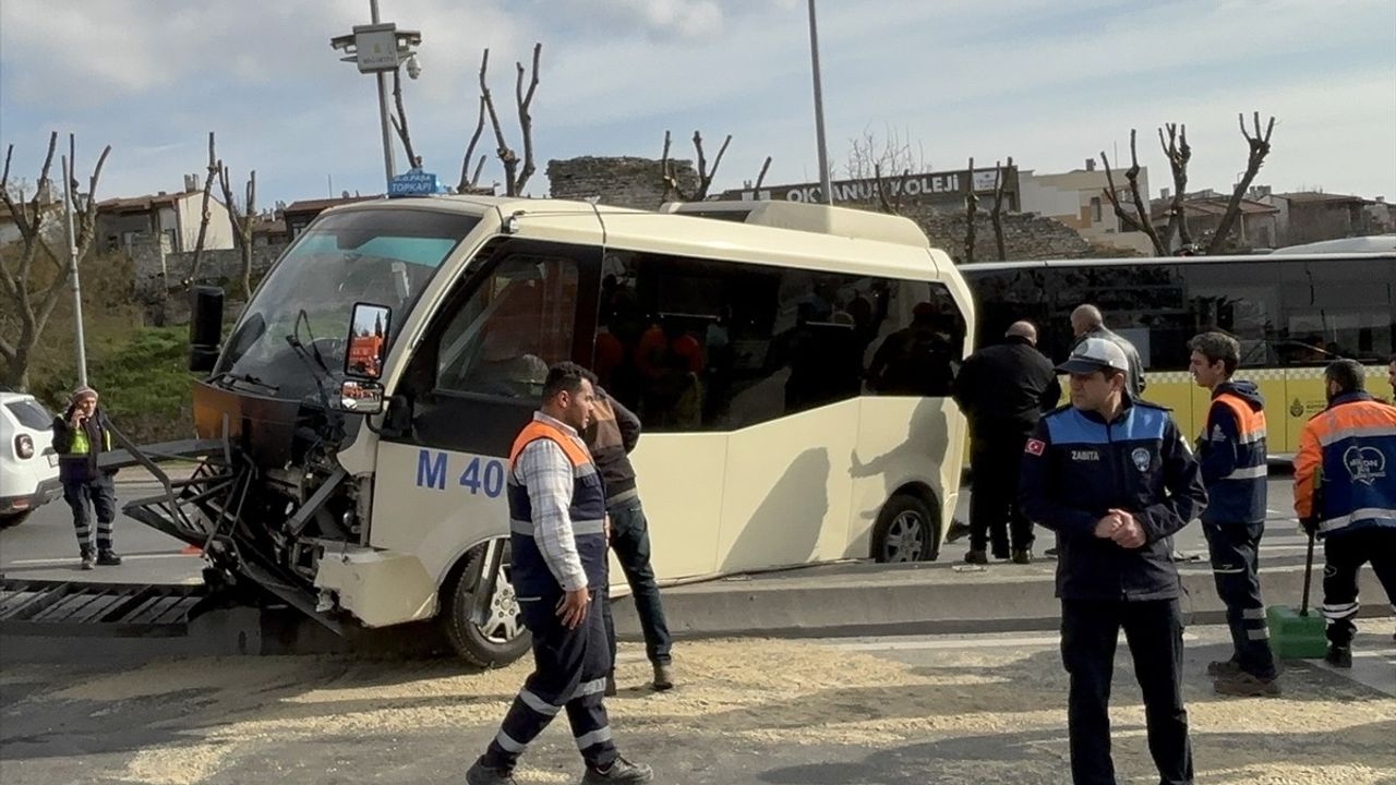 Fatih'te Minibüs Kazası: Sürücü Ağır Yaralı