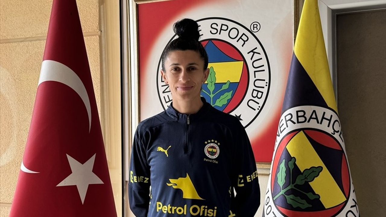 Fenerbahçe Kaptanı Yağmur Uraz 300. Gol Sevinci Yaşıyor