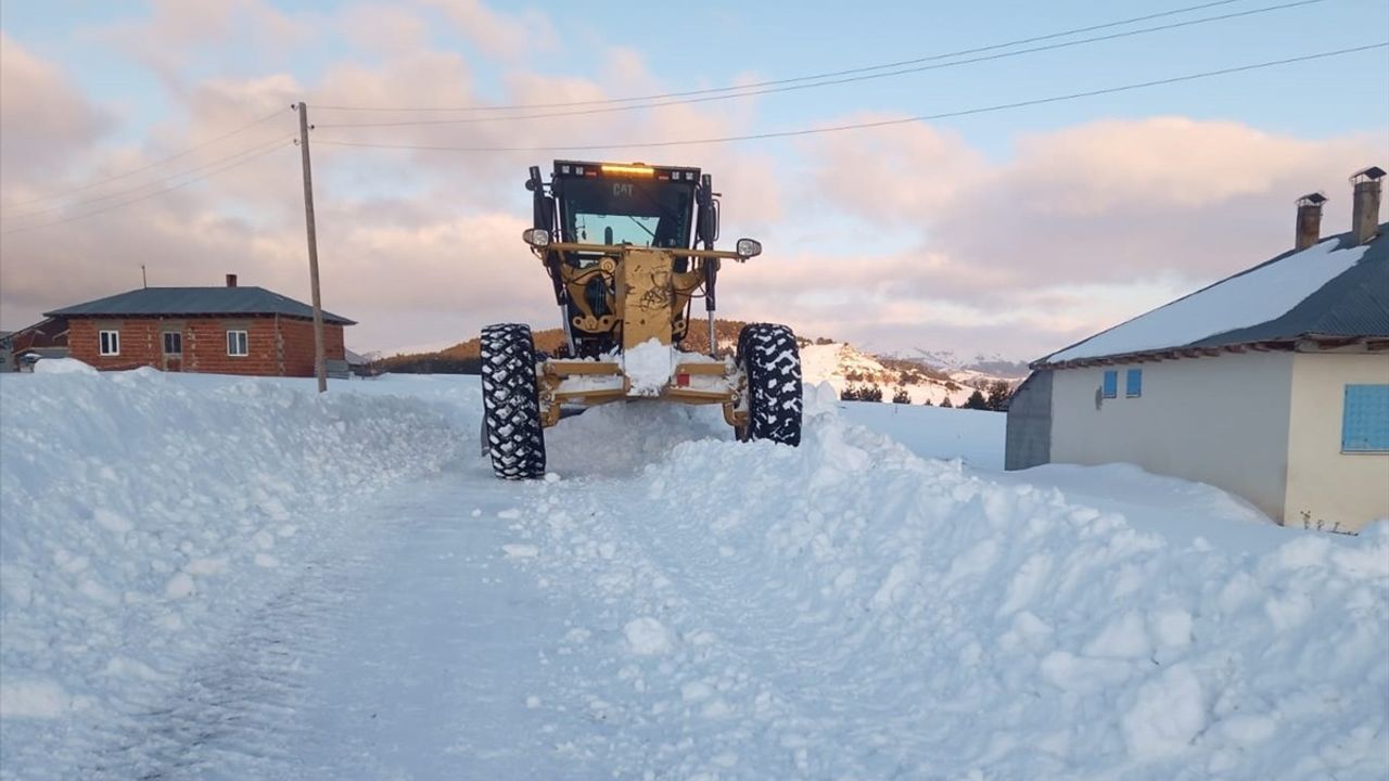 Giresun'da Karla Mücadele: 23 Köy Yolu Açılmaya Çalışılıyor