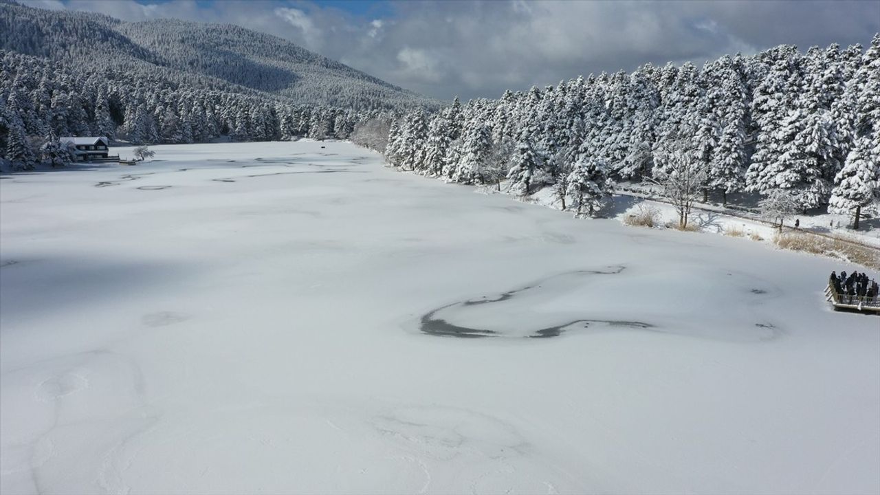 Gölcük Tabiat Parkı'nda Hafta Sonu Yoğunluğu: Doğanın Büyüsü Karla Kaplandı