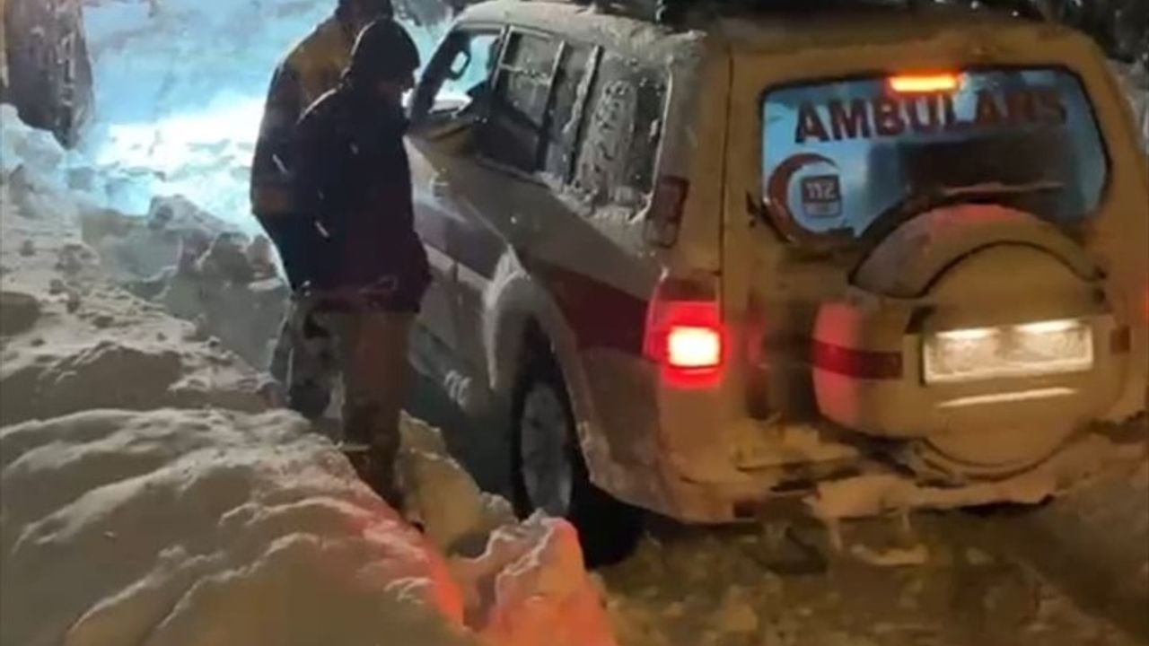 Gümüşhane'de Mahsur Kalan Hasta Kar Ekiplerince Kurtarıldı
