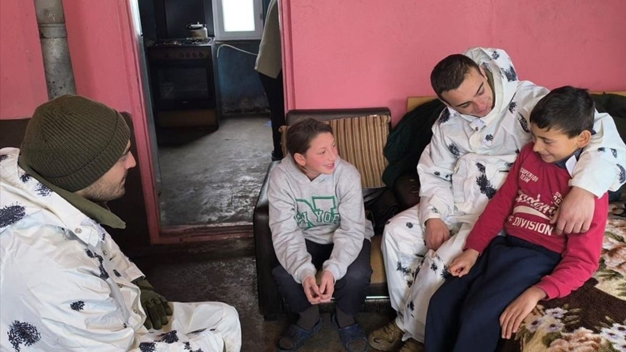 Gürcistan'da Yoğun Kar Yağışı Ulaşımı Aksatıyor