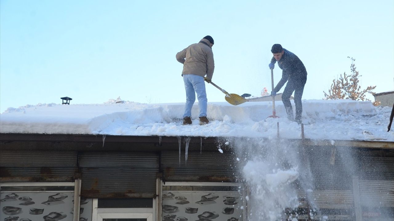Hakkari'de Çatılardaki Kar Temizleniyor