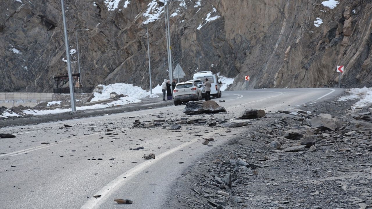 Hakkari'de Dağdan Kopan Kaya Otomobile Çarptı