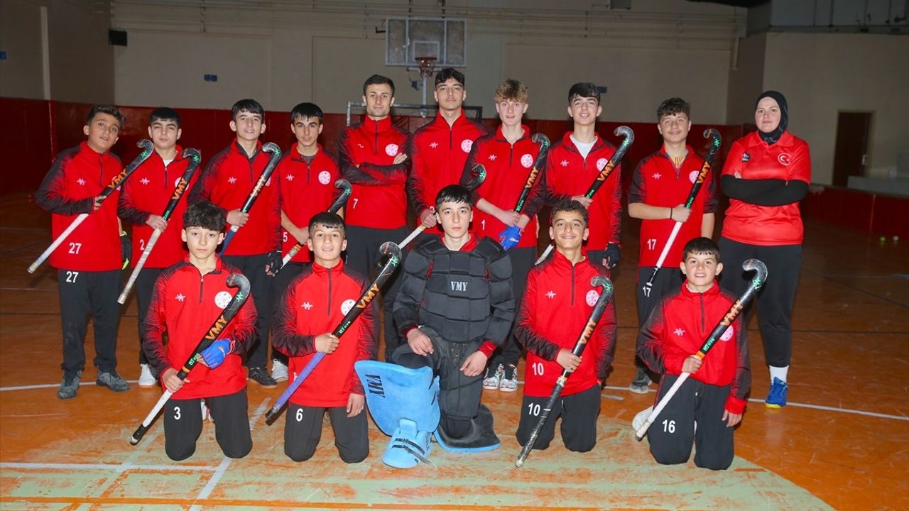 Hakkari'de Kadın Antrenörden Erkek Hokey Takımına 1. Lig Hedefi!