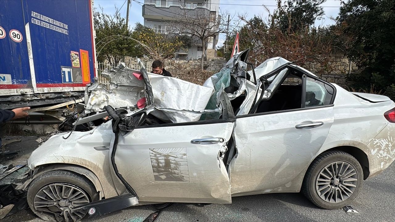 Hatay'da Park Halindeki Tıra Çarpan Sürücü Hayatını Kaybetti