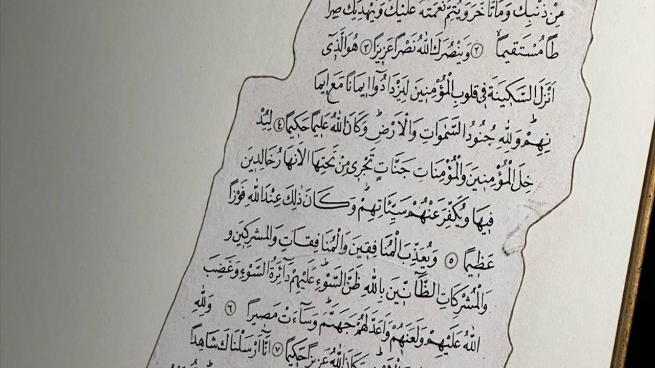 Hattat Elif Karadaş, Gazze İçin 17 Ayda Fetih Suresi'ni Yazdı