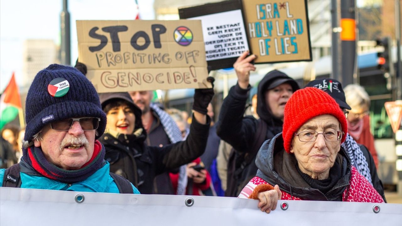 Hollanda'da Filistin'e Destek Gösterisi