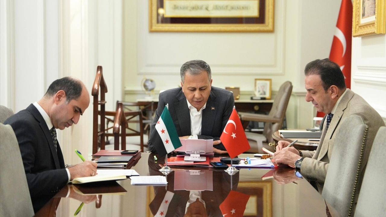 İçişleri Bakanı Yerlikaya, Suriye İçişleri Bakanı Kedde ile Görüştü
