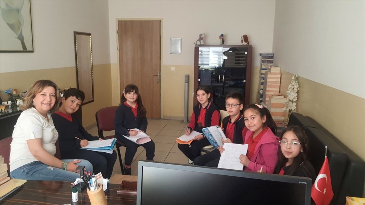 İlkokul Öğrencileri 'Nilüfer'in Portakal Çocukları' Hikaye Kitabı Yazdı