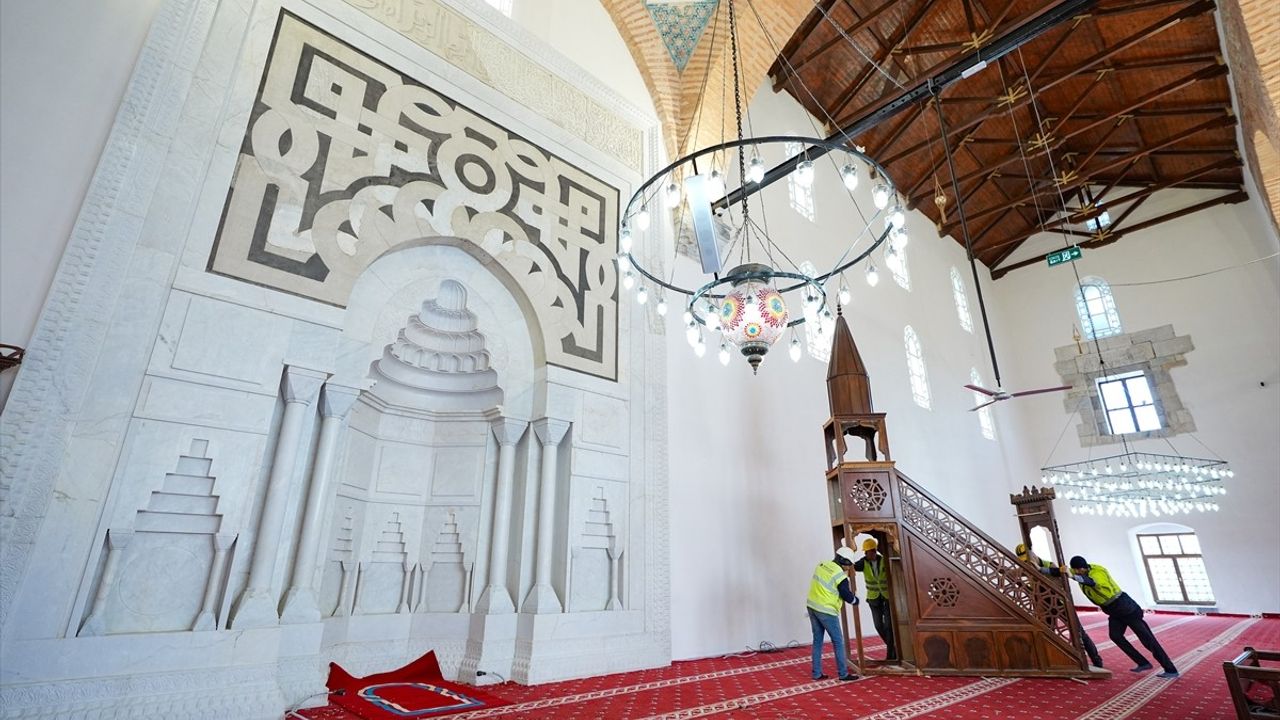 İsa Bey Camisi, 650 Yıl Aradan Sonra İlk Teravihde Cemaatiyle Buluşuyor