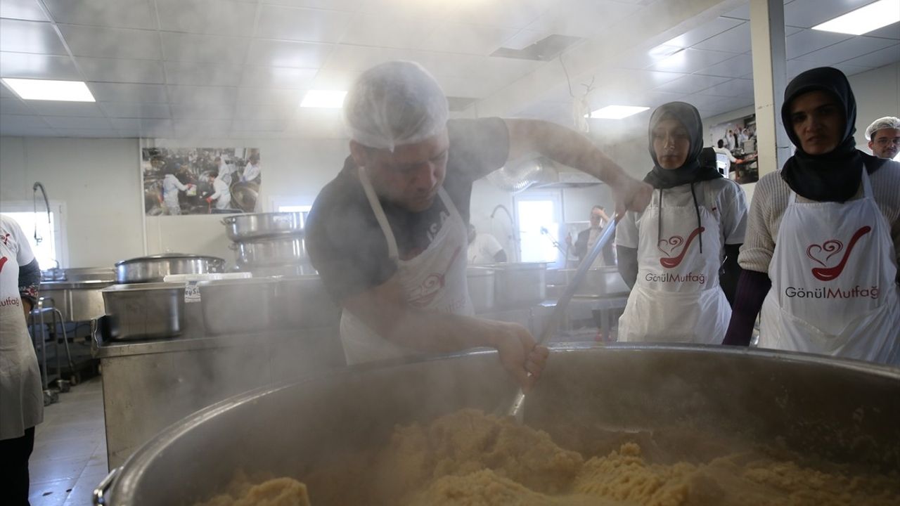 İskenderun'da Gönül Mutfağı'nda Depremin İkinci Yılı İçin Helva Kavruldu