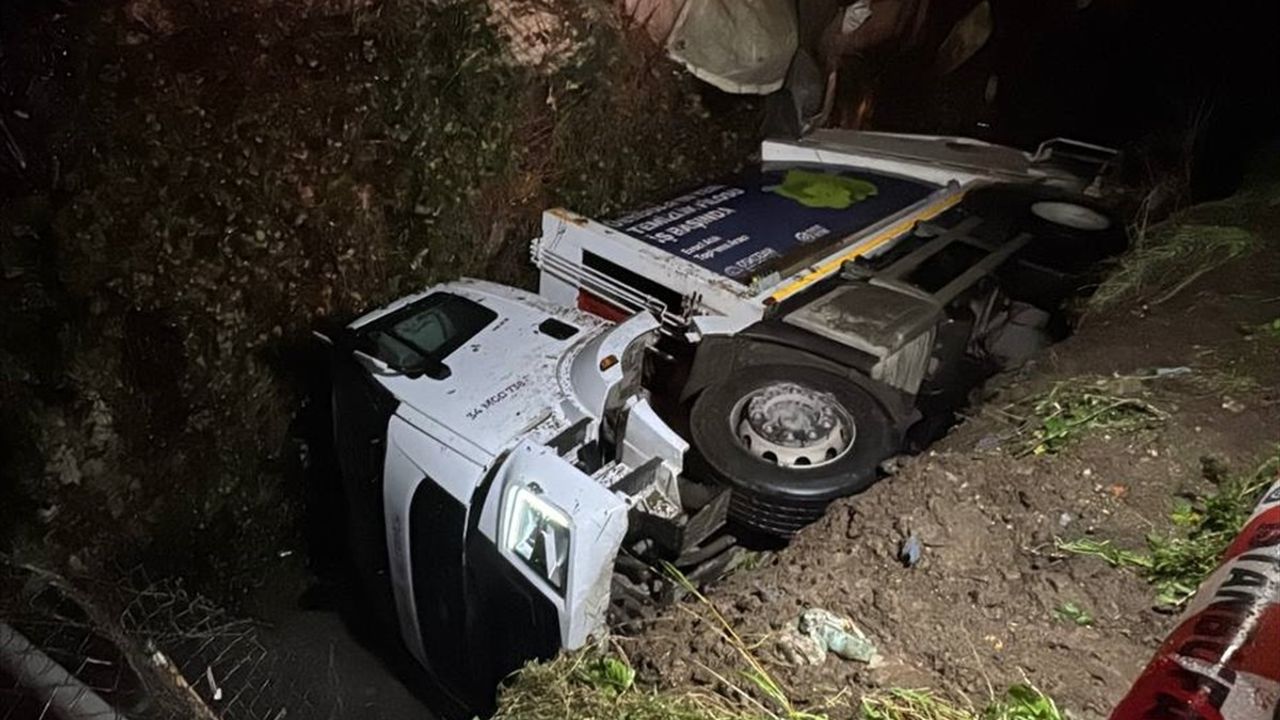 İstanbul'da Çöp Kamyonu Dereye Düştü: Sürücü Yaralı