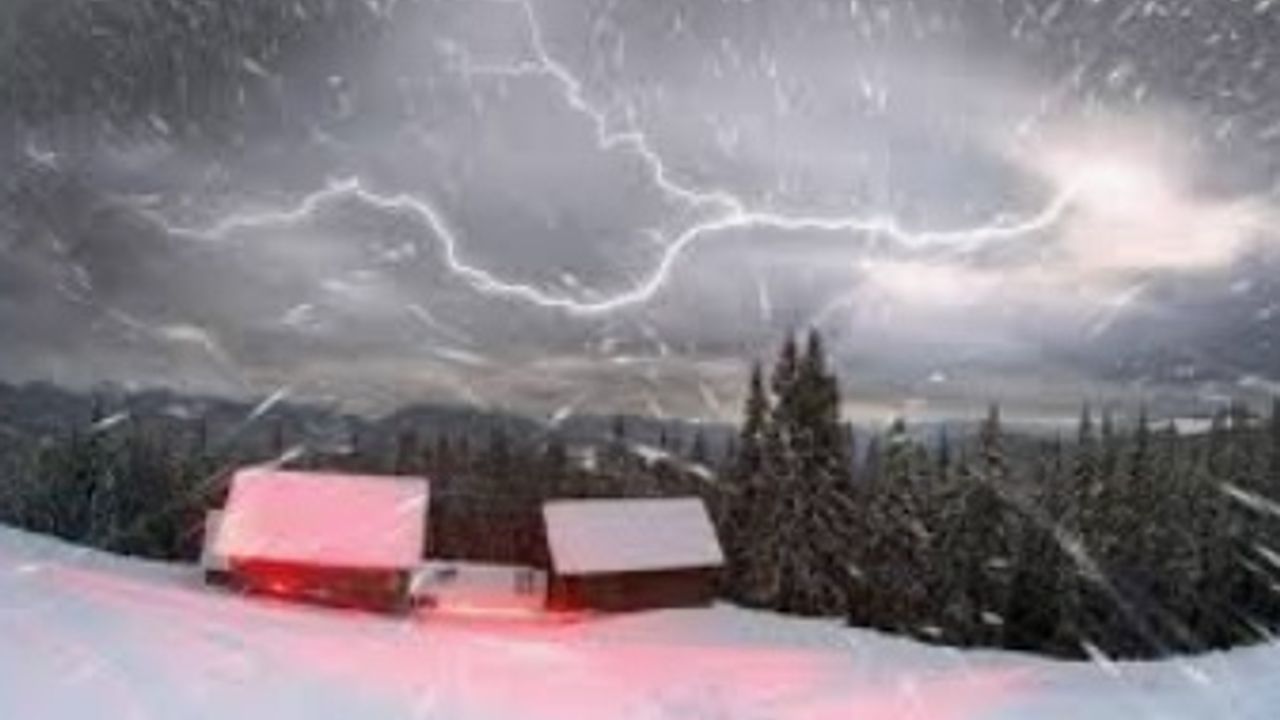 İstanbul'da Doğa Şovu: Kar Yağarken Şimşek Çaktı!