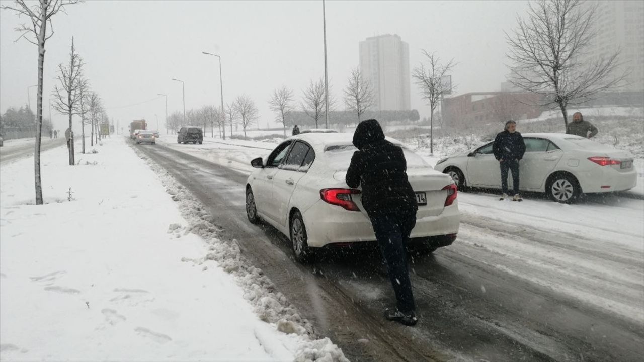 İstanbul&#039;da Kar Fırtınası: Tır Mahsur Kaldı