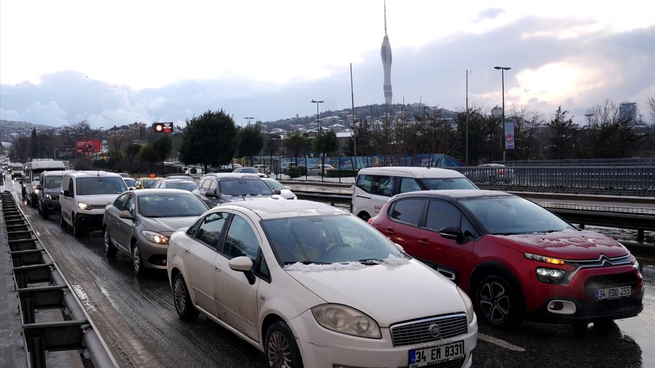 İstanbul'da Kar Yağışı Etkili Olmaya Devam Ediyor