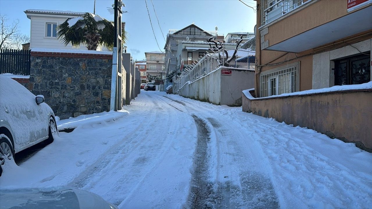 İstanbul'da Kar Yağışı Etkisini Sürdürüyor