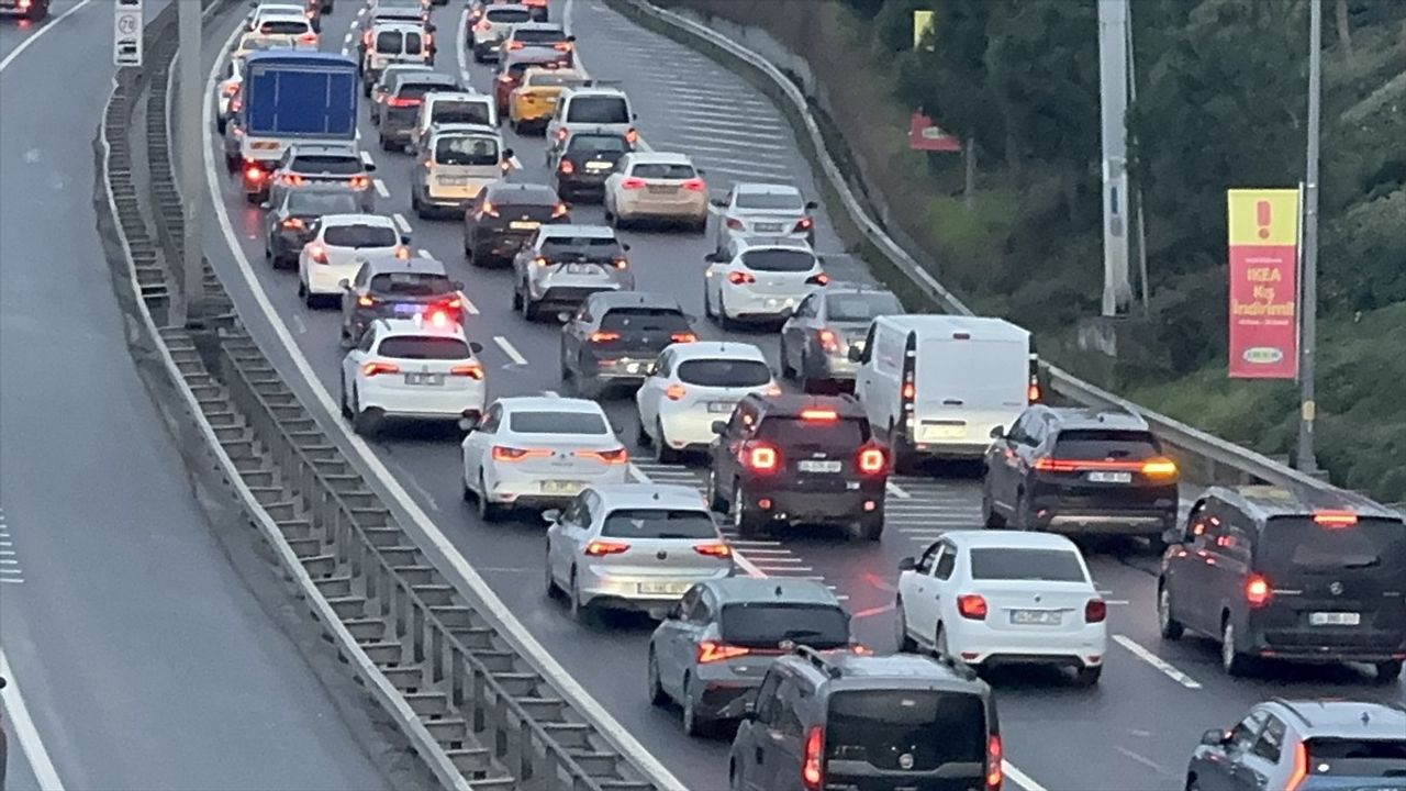İstanbul'da Kar Yağışı Trafik Yaşantısını Olumsuz Etkiliyor